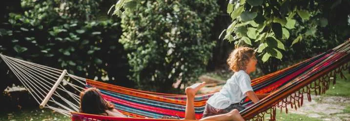 Zwei Personen liegen in einer Hängematte